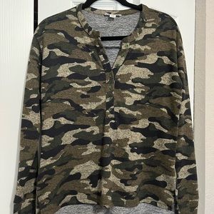 Green camo long sleeve top. Soft sweatshirt like material/feel. Size S